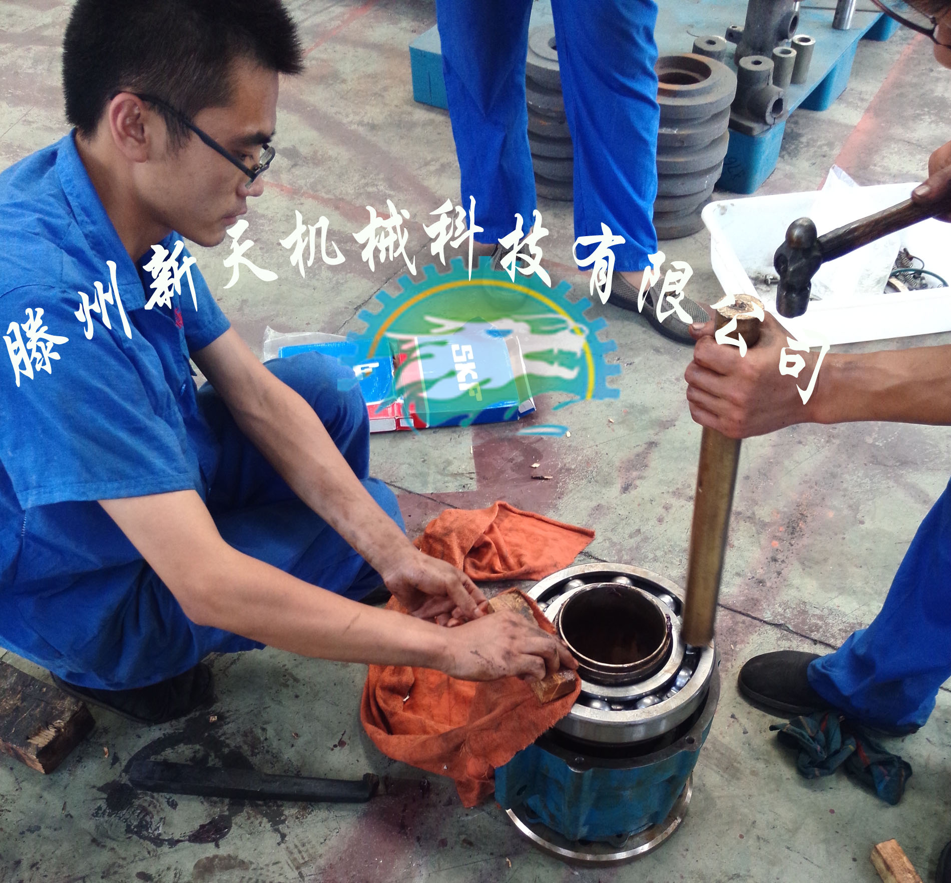 滕州新天技术人员在维修杜柏林旋转接头 滕州新天技术人员在维修杜柏林旋转接头